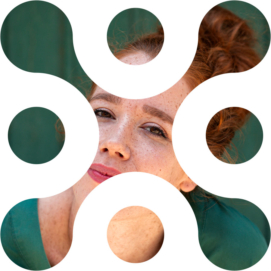 Volto di donna all'interno della forma del logo UAM Power Circle